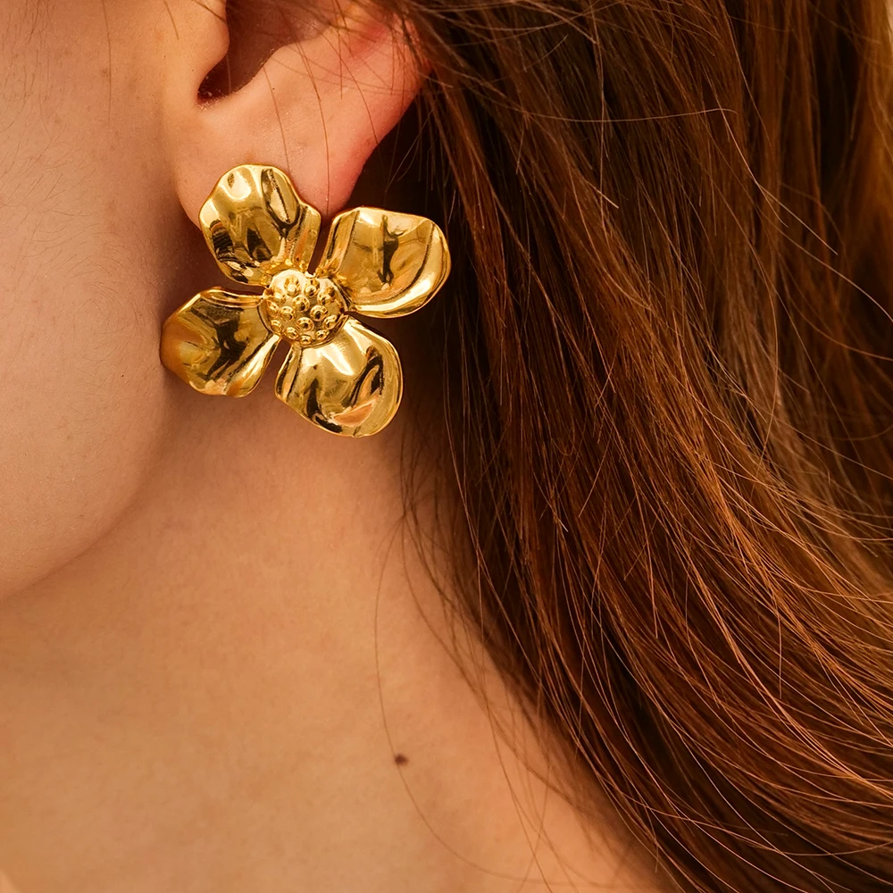 Why These 18K Gold-PVD Stainless Steel Flower Stud Earrings Are the Smartest Gold Earrings You’ll Buy This Year