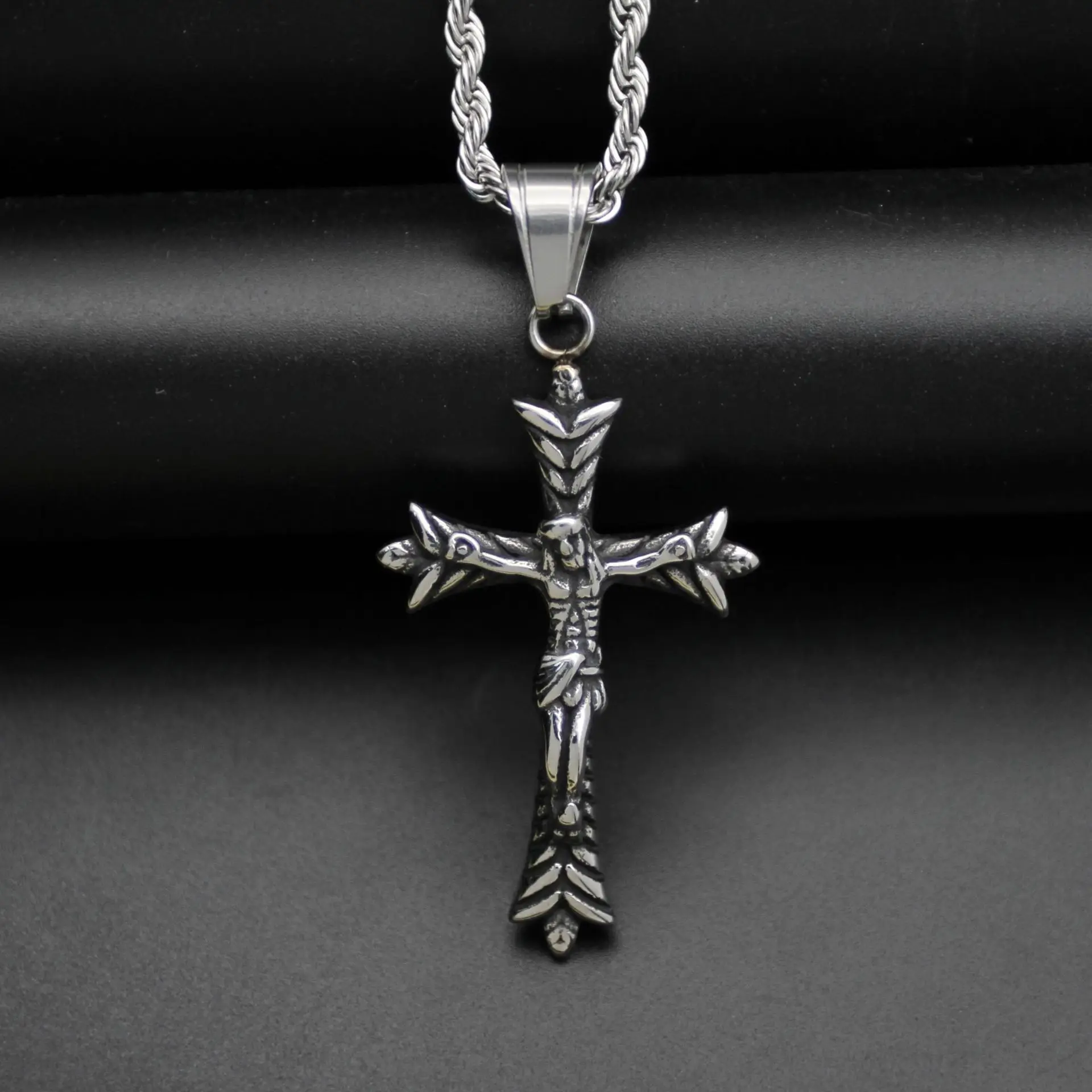 2025 Novo colar de Jesus St. Benz Nick Cross Retro Amuleto Pingente Pingente de aço inoxidável