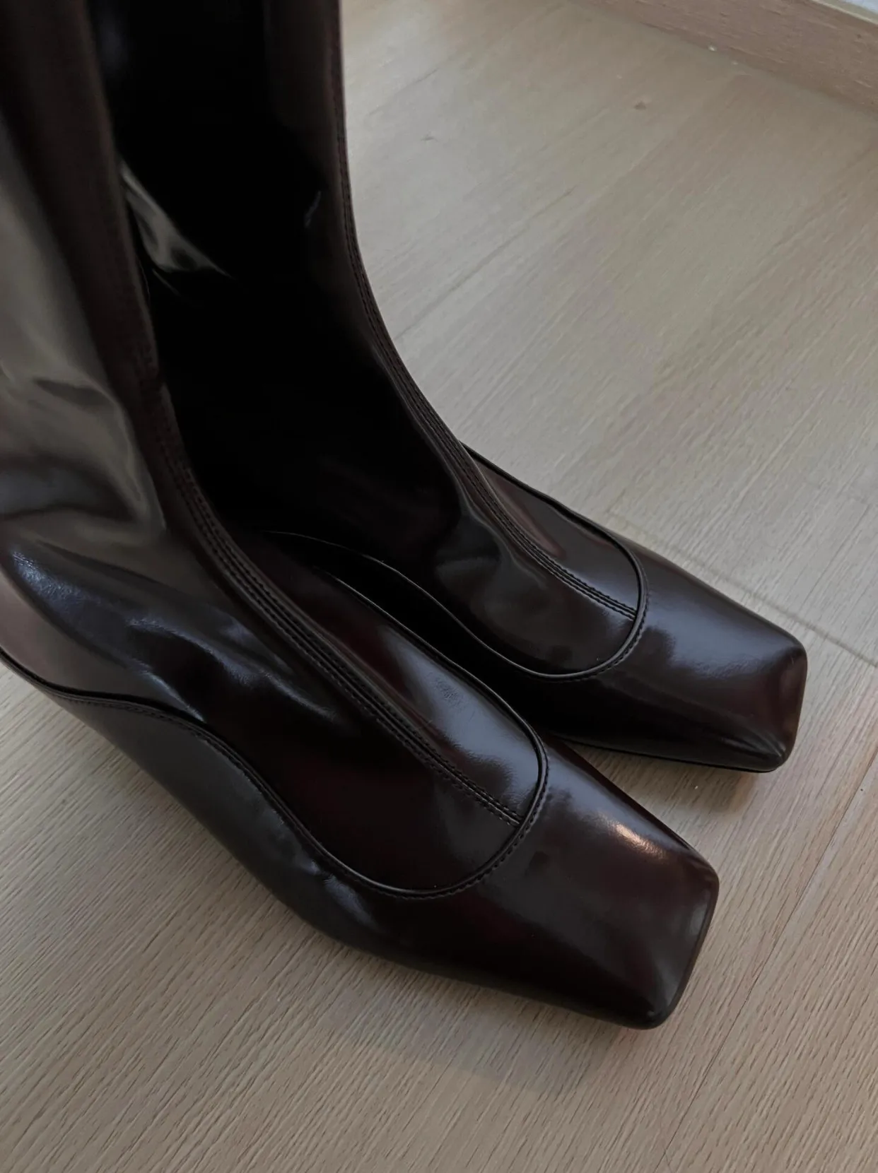 

Women's Leather Mid-Calf Boots Square Toe Low Heel Sleek Elegant Style for Autumn/winter Outings Fashion-Forward Casual Looks