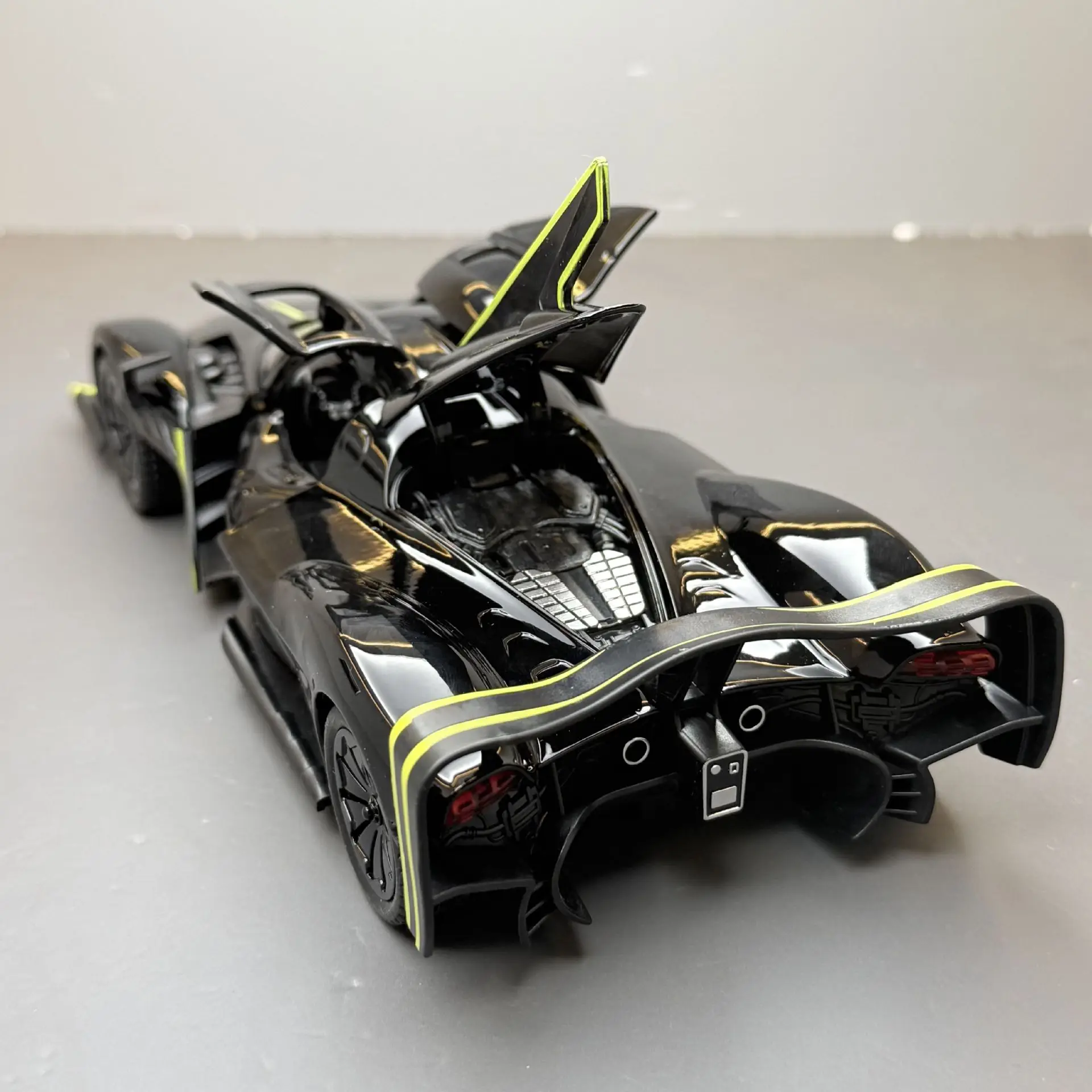 1:24 รถซูเปอร์คาร์วาลคิรี โมเดลรถอัลลอย มีเสียงและไฟ ของเล่นเด็กแบบดึงหลัง ของสะสม ของขวัญวันเกิด