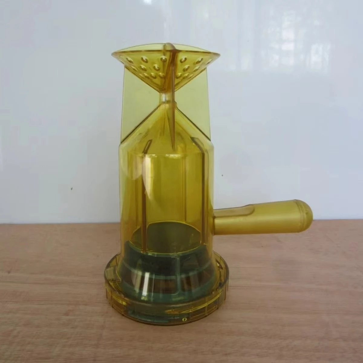 Portable high-performance durable trigger salt tank (salt dispenser)