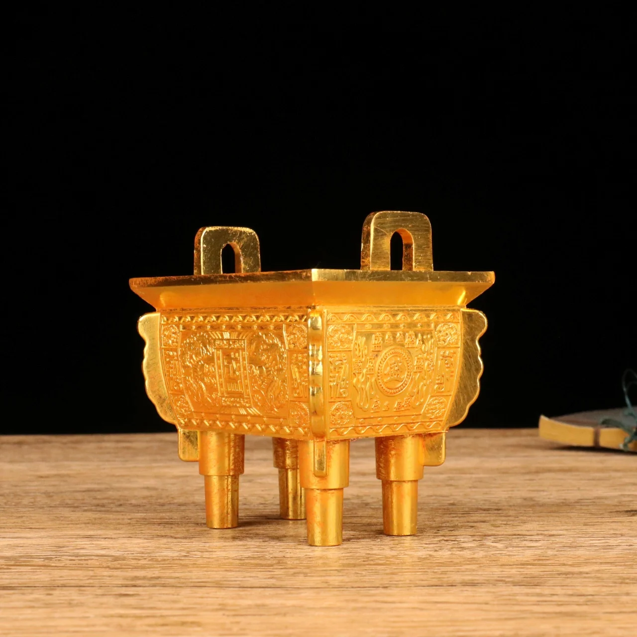 The Gilded Cauldron Ornaments Have a Beautiful Appearance and Are Suitable For Decorative and Collectible Home Crafts