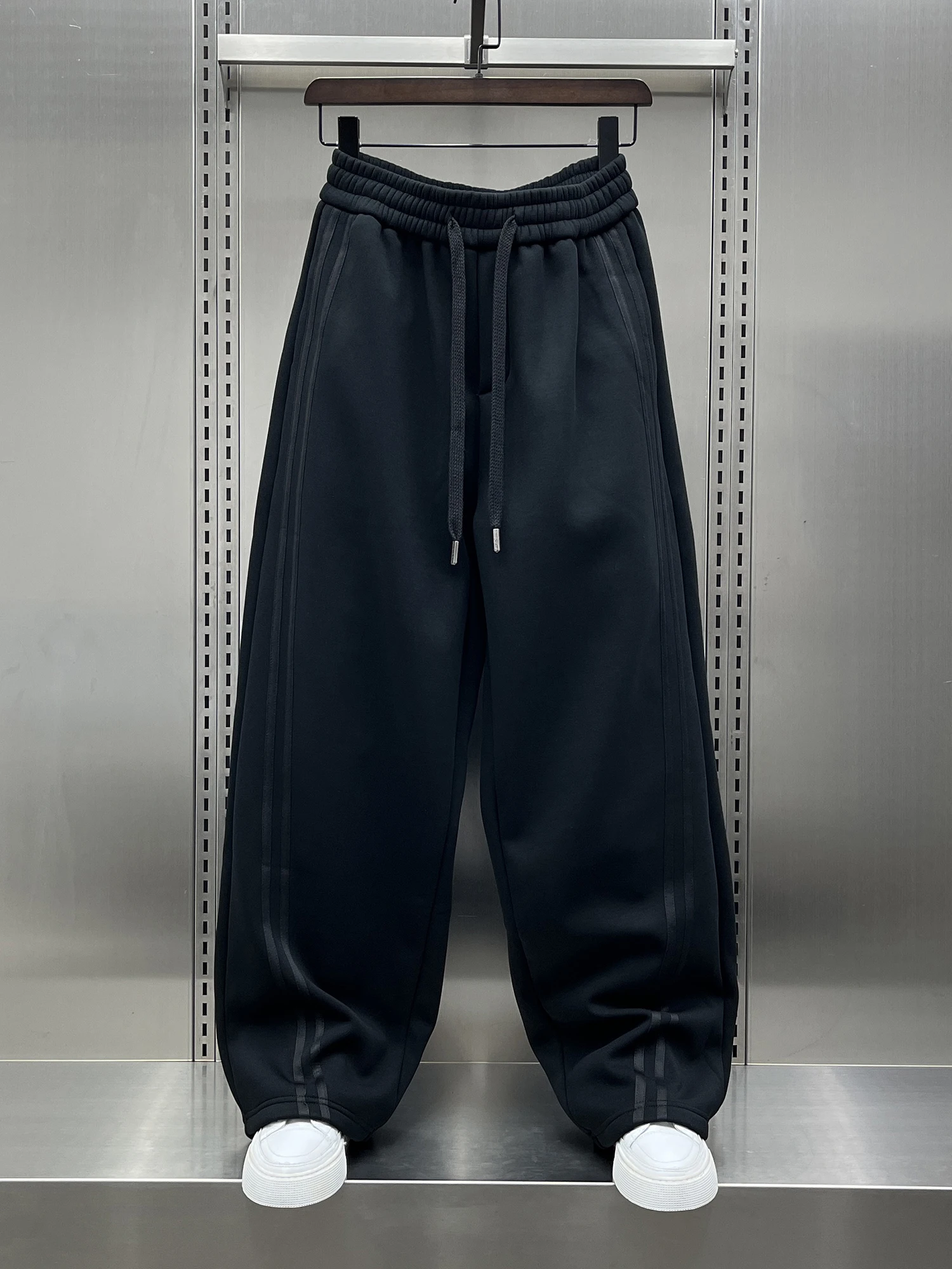 

Мужские повседневные брюки премиум-класса в американском стиле, на флисовой подкладке, свободного кроя, в полоску, осенне-зимние, новая корейская коллекция, трендовые спортивные штаны