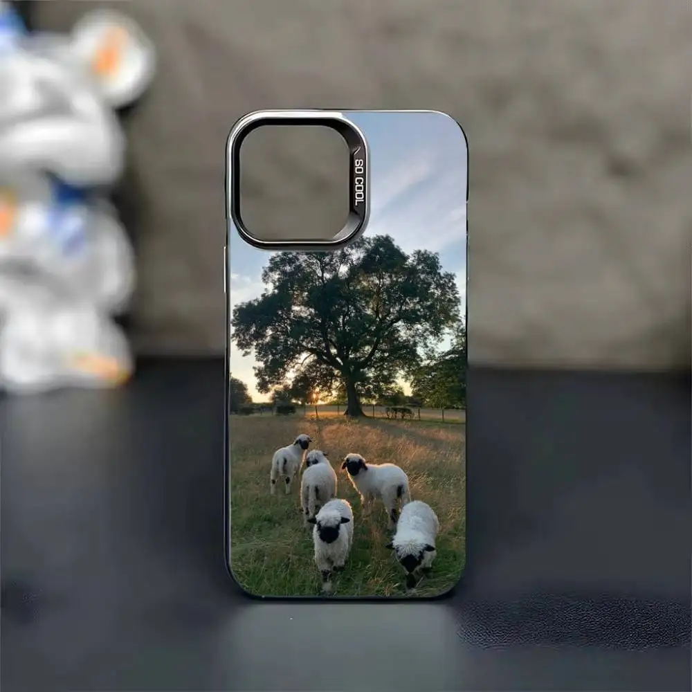 حافظة هاتف على الأغنام على المراعي لهاتف آيفون 17 16 15 14 13 12 11 Pro Max Plus غطاء أسود غير لامع فضي