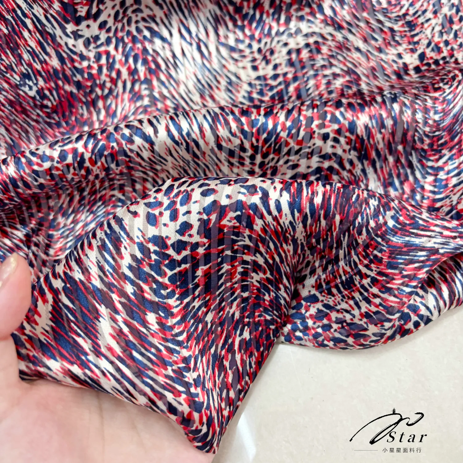 19 Momme Red and Blue Leopard Print Wave Pattern Opal-Finished Crepe Fabric Cheongsam Dress Silkworm Silk Satin Fabric Summer