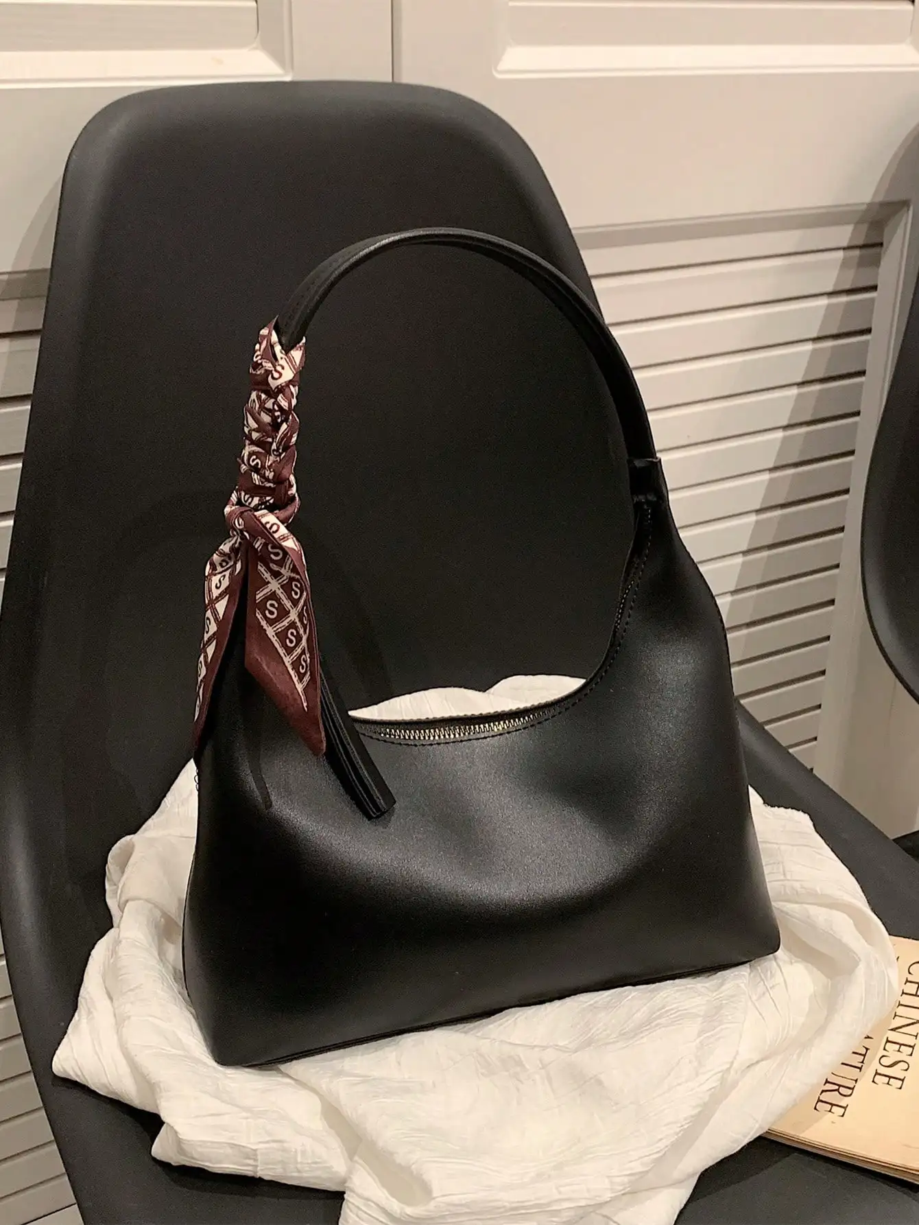 Bolsa Hobo Média Preta com Alça Estilo Lenço e Fecho de Zíper