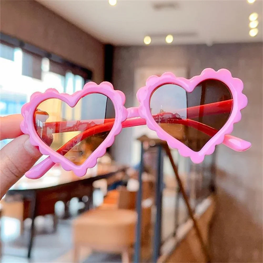 소년과 소녀를위한 새로운 어린이 사랑 선글라스 만화 심장 자외선 방지 안경 UV400 음영 고글 파티 Eyeware