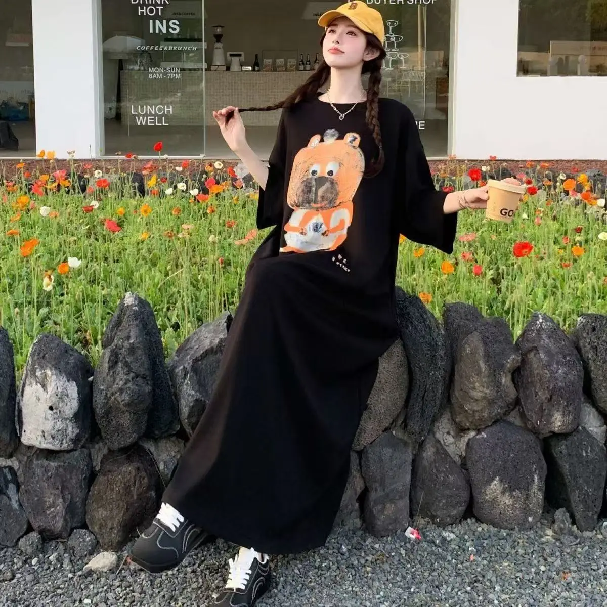 ชุดเดรสแขนสั้นลําลองผู้หญิงหลวมฤดูร้อนสไตล์ใหม่ไหล่ตรงยาวกระโปรงคลุมเข่าเสื้อยืดชุดยาว