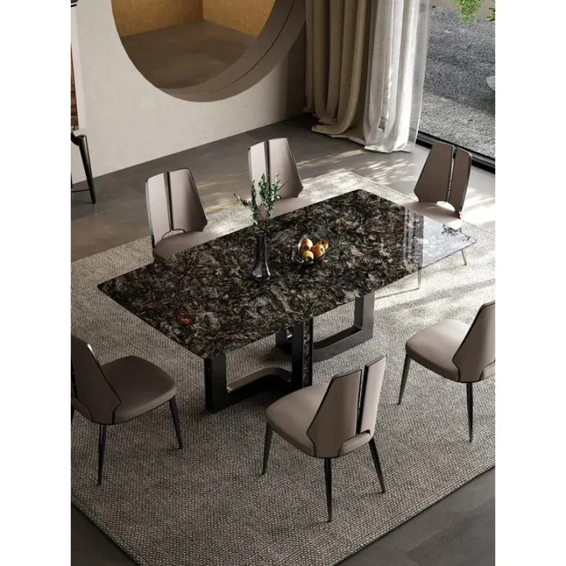 Moderner Esstisch aus hellem Luxusmarmor