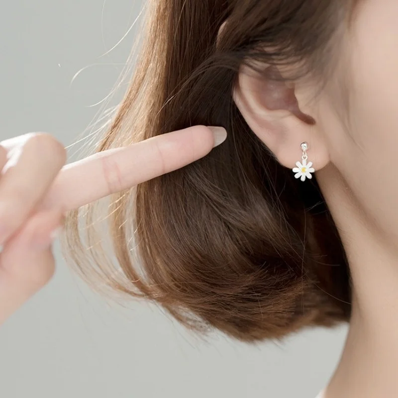 New Fashion Trend Daisy Flower Earrings for Women Delicate Light Luxury Small Flower Drop Earrings  Girls Daily Jewelry Gift