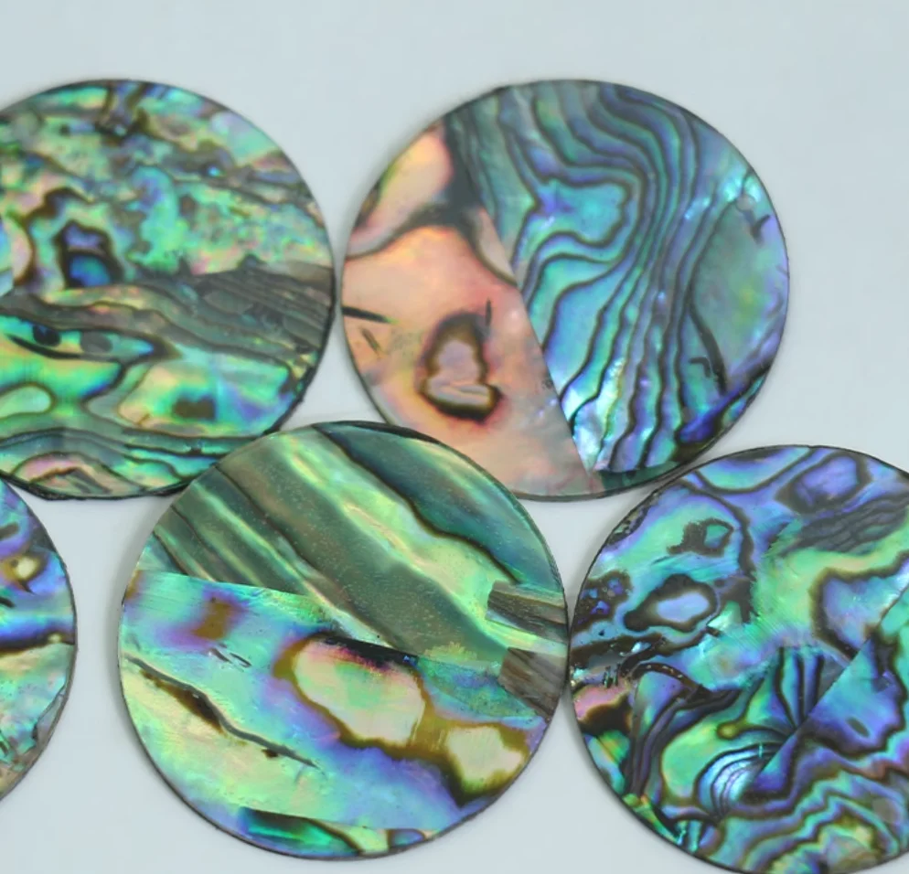 

Natural abalone shell, 2.7cm round original piece, shell mother material, metal inlay, wood veneer, carved pearl shell decoratio