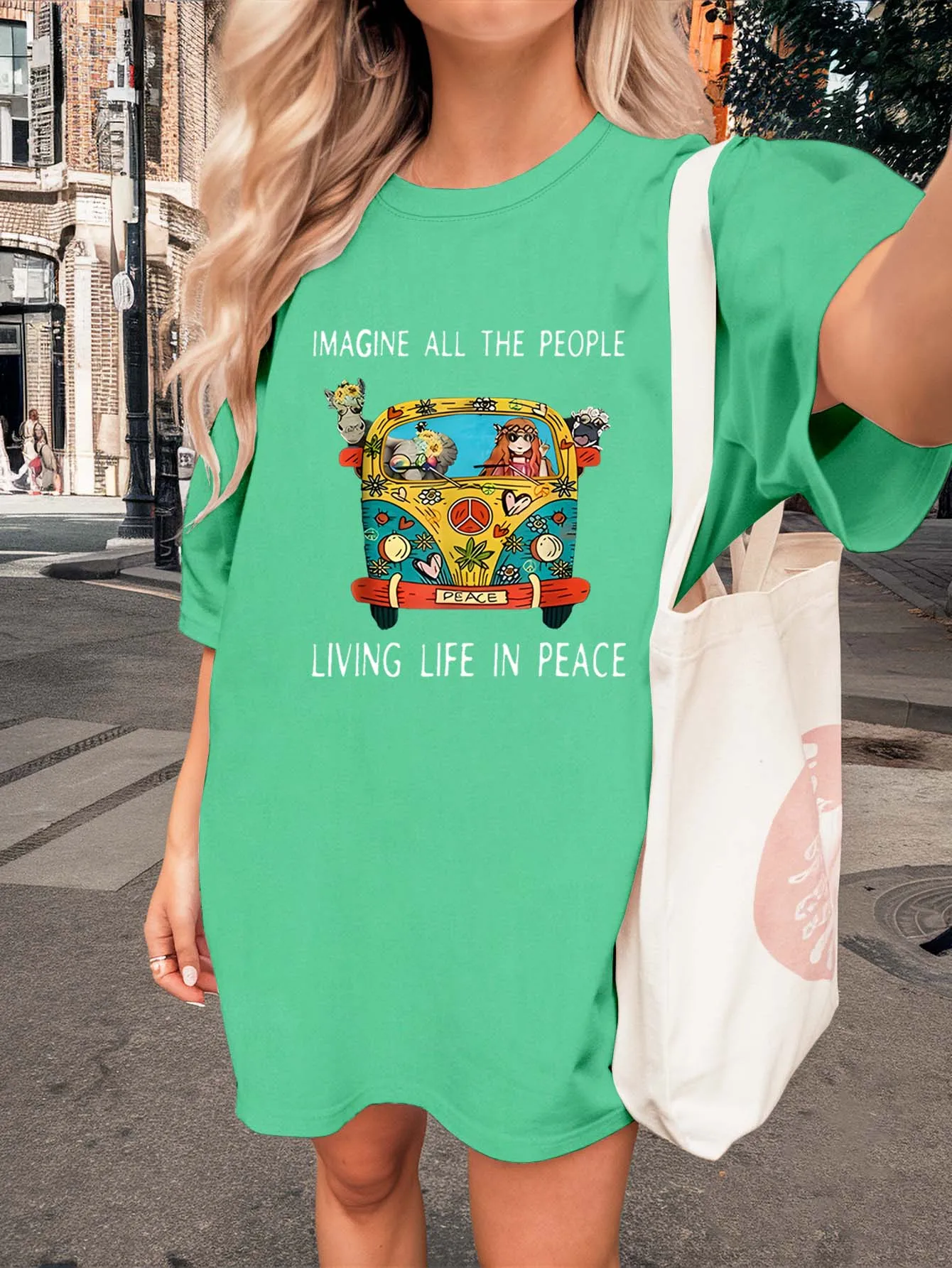 

Футболка больших размеров «Вобразие всех людей живет в мире» с графическим рисунком. Красиво смешивающая мирный дух и художественный вид.