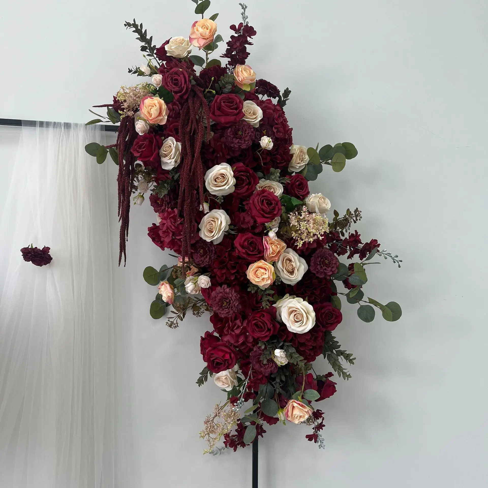 80CM Tiefrote Künstliche Blumenkugel Hochzeits-Hintergrundbogen Blumenarrangement Tischdekoration Event-Party-Dekor für den Großhandel – Detail 2