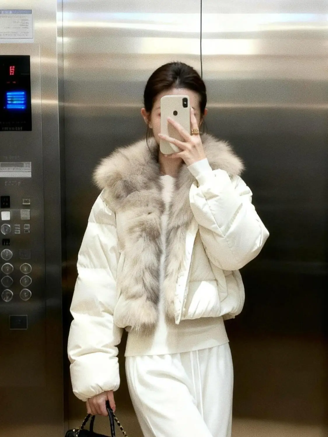 Ropa de algodón con cuello de piel corta para mujer, abrigo de gama alta a la moda con temperamento versátil, invierno 2025