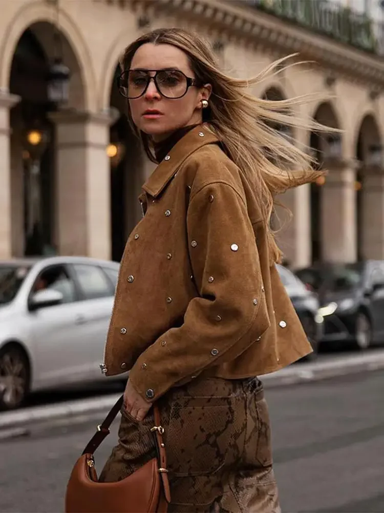 

Elegant Brown Studded Suede Pockets Croppped Jacket Women Fashion Lapel Long Sleeve Zipper Coat 2024 New Lady High Streetwear