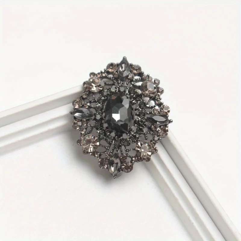 Elegant Korean Style Stylish Cut-out Crystal Pin Brooch Delicate Shiny Boutique Decorated Badge for Ladies