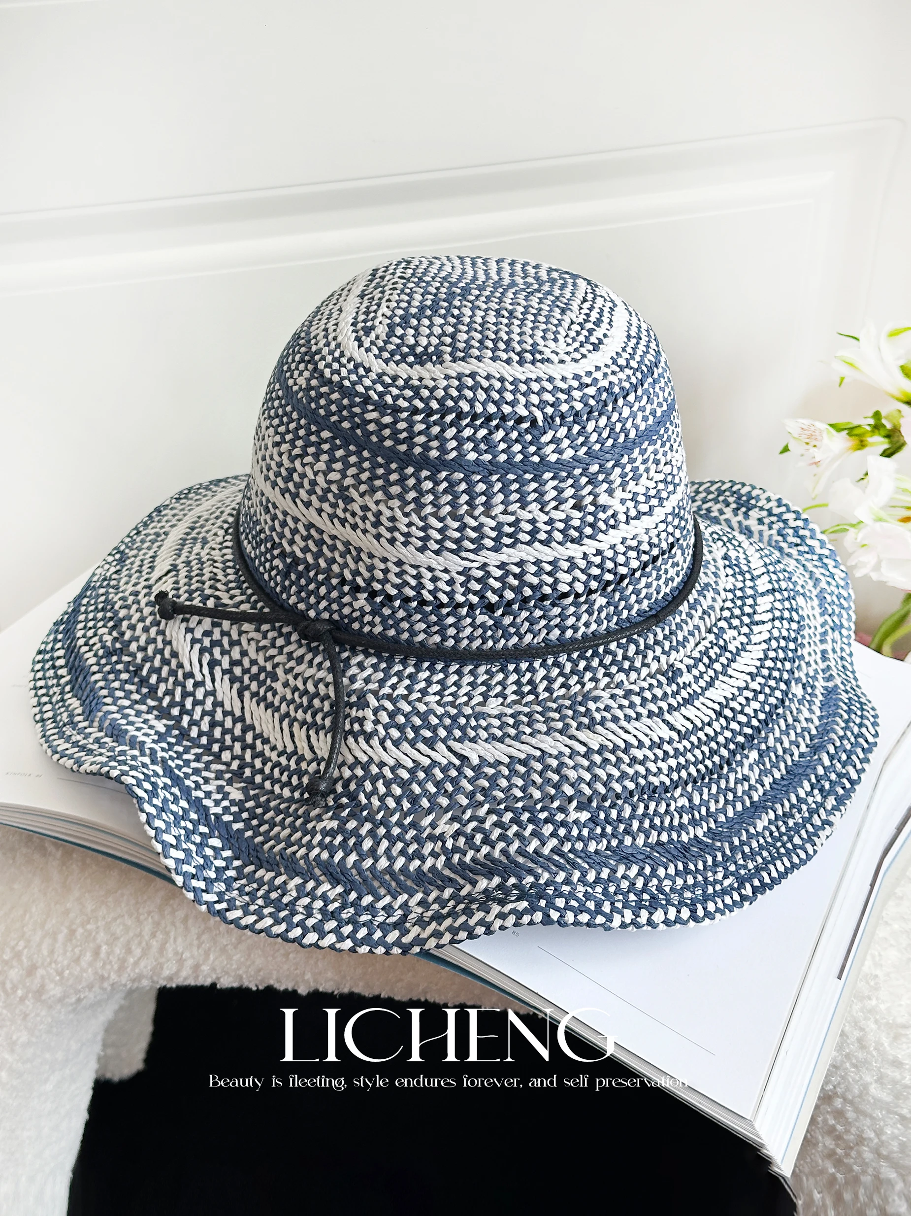 licheng-ブルーホワイト混合色わら編み漁師帽子夏の日焼け防止折りたたみ式つば広帽子通気性のある帽子ビーチでの休暇に最適