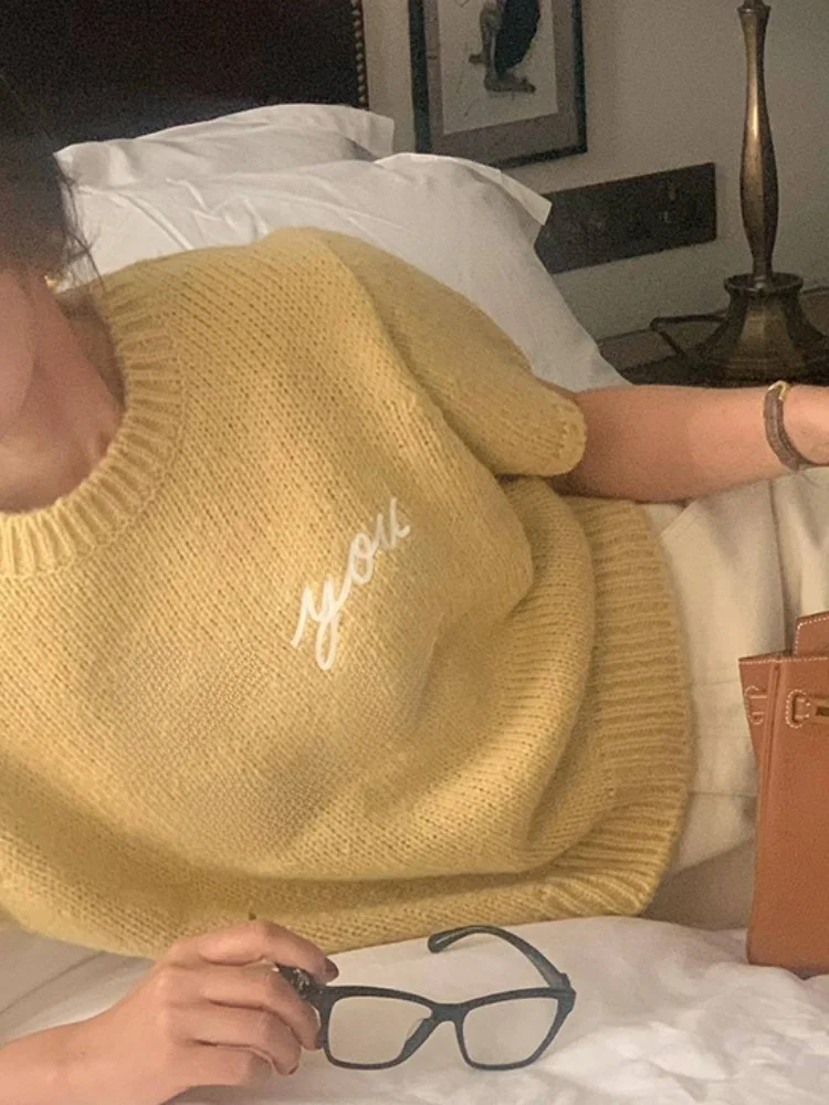 시크한 가을 노화 방지 라운드 넥 레터 대비 색상 루즈 캐주얼 단색 반팔 니트 스웨터 여성용