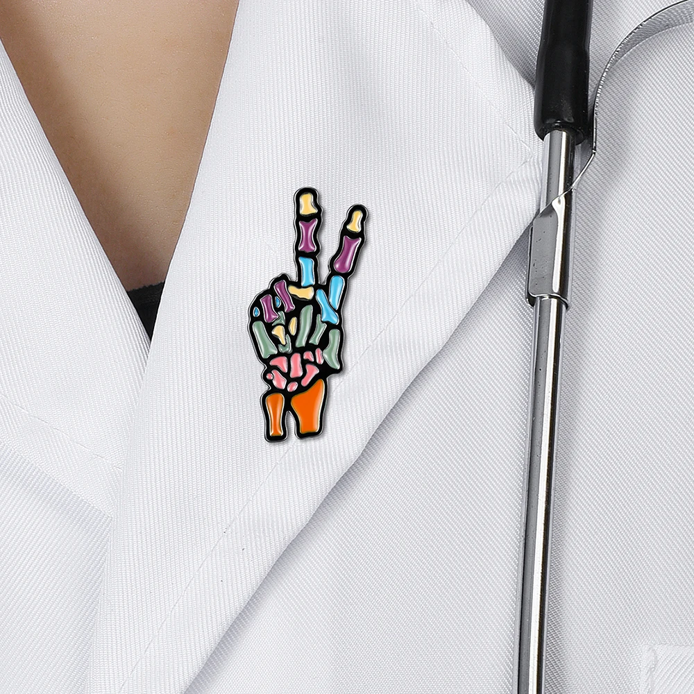 DCARZZ مضحك اليد العظام المينا دبوس الملونة الطبية جراحة العظام بروش لجراح العظام معاطف للأطباء والممرضات على ظهره شارة التلبيب #5