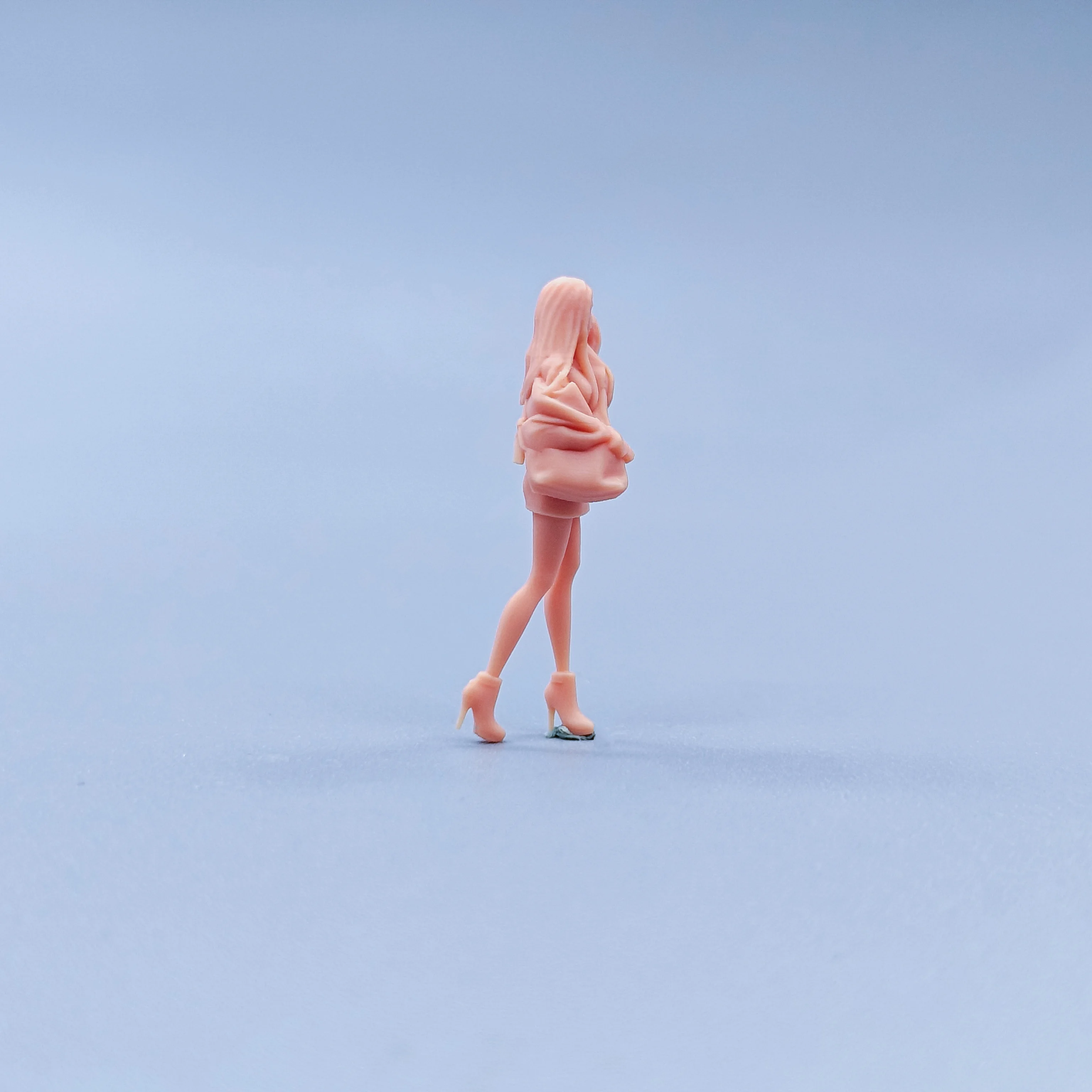 1/64 1/43 Figurine Modello in scala Ragazza in resina con capelli stuzzicanti e postura ambulante Miniature non colorate Diorama dipinto a mano C525