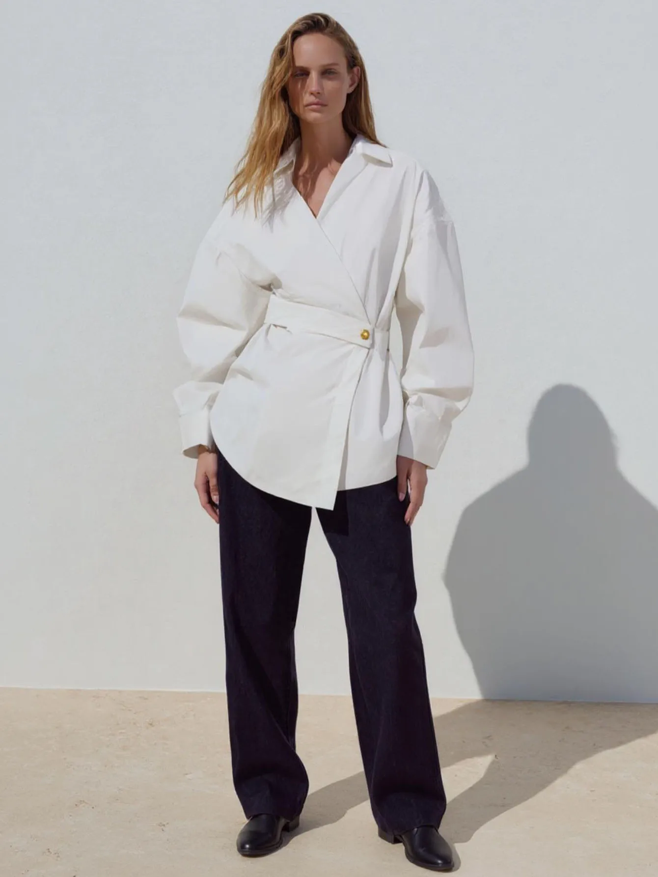 レディース スリムフィット 長袖シャツ シンプルで上品な無地 ウエストフィット アシンメトリーヘム カラートップ