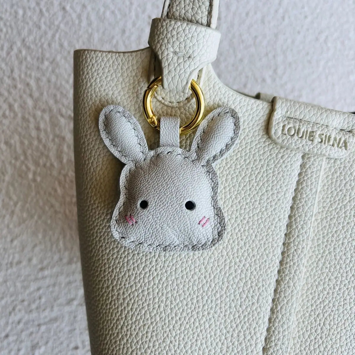 Handmade genuine leather bag charm, small rabbit keychain, car key decoration, cute and simple gift