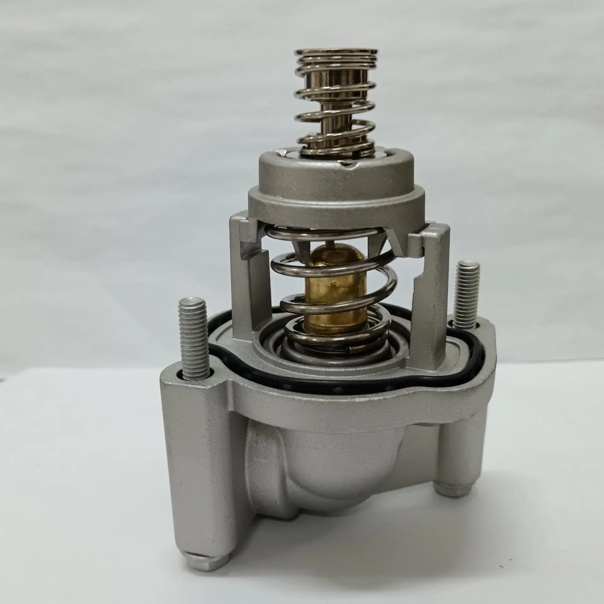 The automotive thermostat is applicable to Cadillac Chevrolet 12678779 thermostat and 12678780.