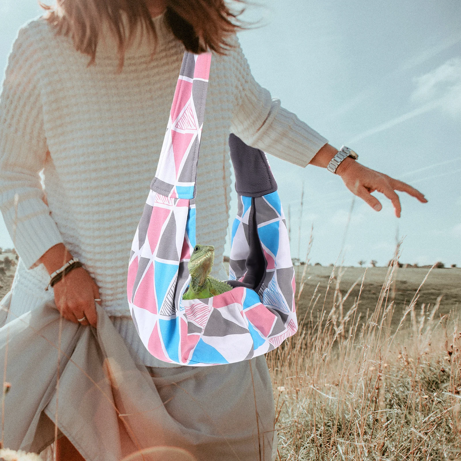 

Colorful Triangle Adjustable Reptile Carrier Sling Bag Polyester Material Small Pet Travel Backpacks Lizard Bearded Dragon