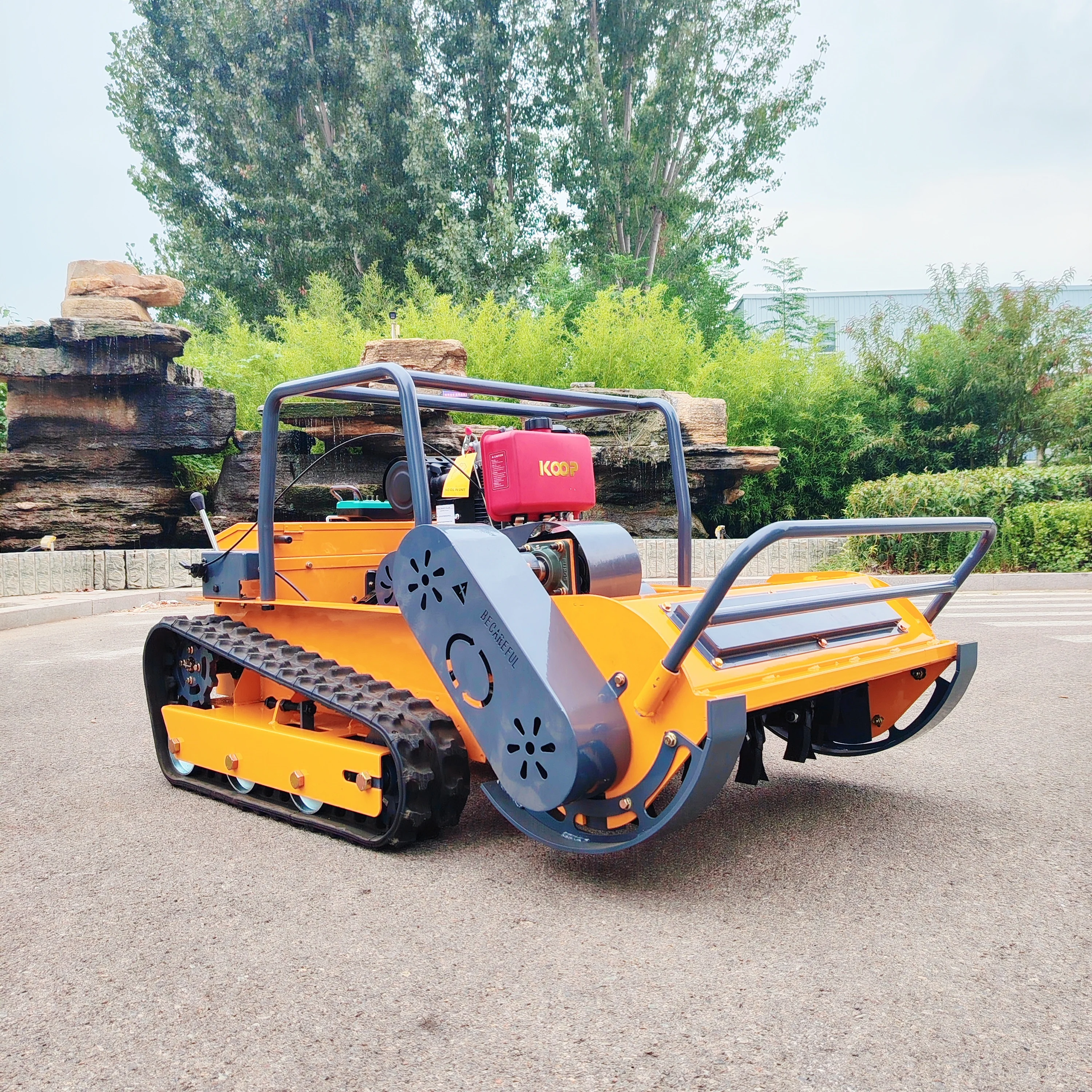 Multifunktionaler Rasenmäher, ferngesteuerter Rasenmäher, geeignet für den Rasenmähen im Hausgarten.