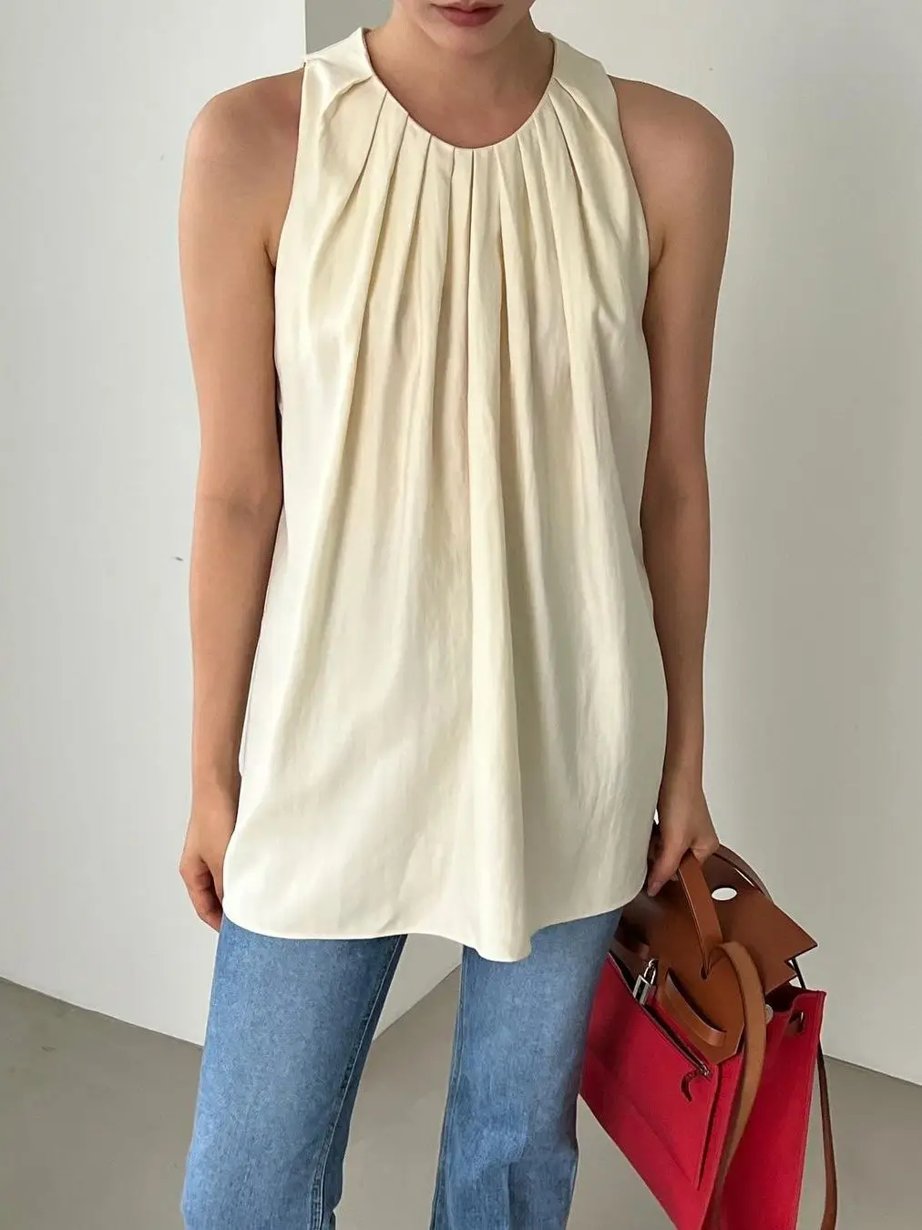 

Стильный женский топ без рукавов с круглым вырезом, плиссированный, свободного кроя, с эффектом стройности, с вырезами и пуговицами, универсальный, из смесового хлопка и полиэстера