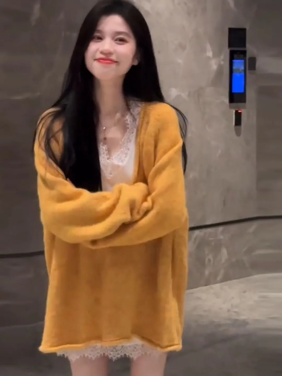 

Желтый трикотаж с большими манжетами и v-образным вырезом, женский осенне-зимний корейский многослойный комплект из двух предметов для ленивых, топ для пикантных девушек