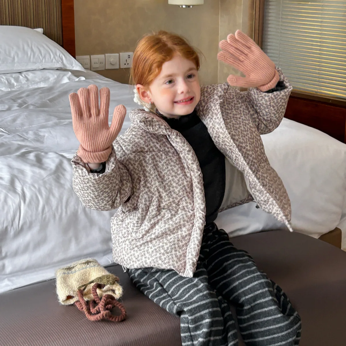 

Girls Outerwear for Autumn and Winter 2025 Fashionable and Stylish with Floral Patterns Thick Cotton Jacket Short and Warm