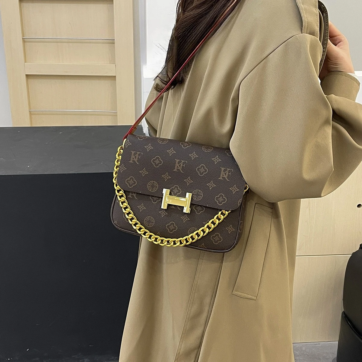 

Popular High-end Versatile Handbag, Fashion Chain Retro Oblique Span Bag, Light Luxury Versatile Women's Bag