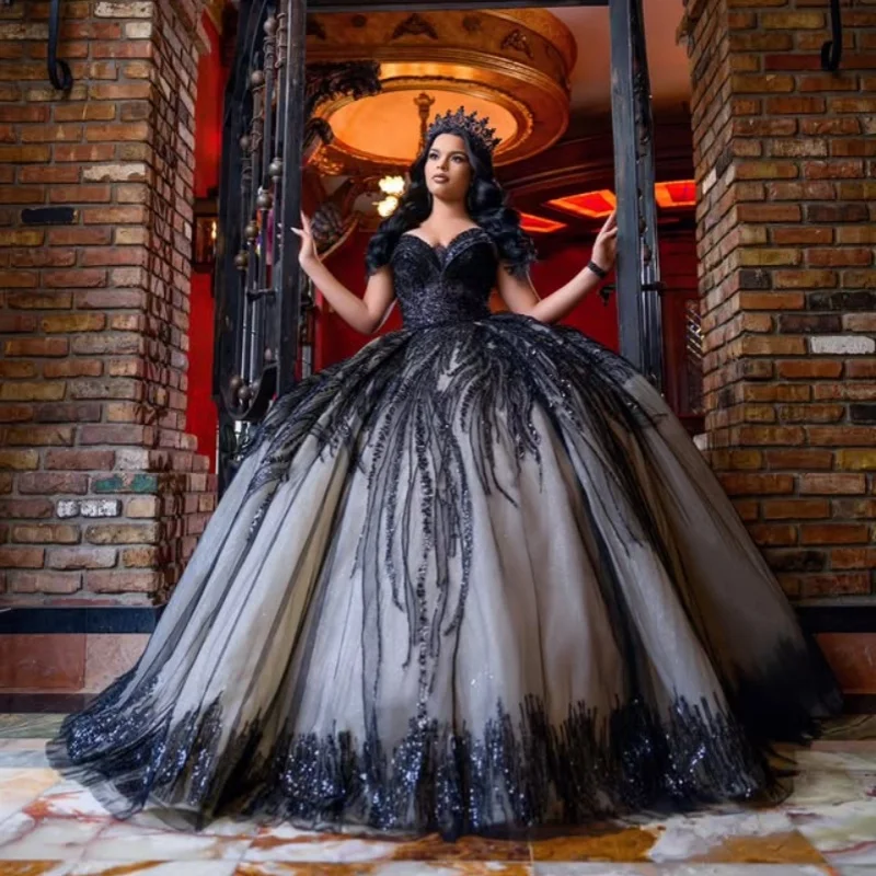 Dostosowane błyszczące czarne Off ramię Quinceanera sukienka kryształowa cekinowa aplikacja tiulowa koronka długi tren Vestidos de 15 Quinceanera