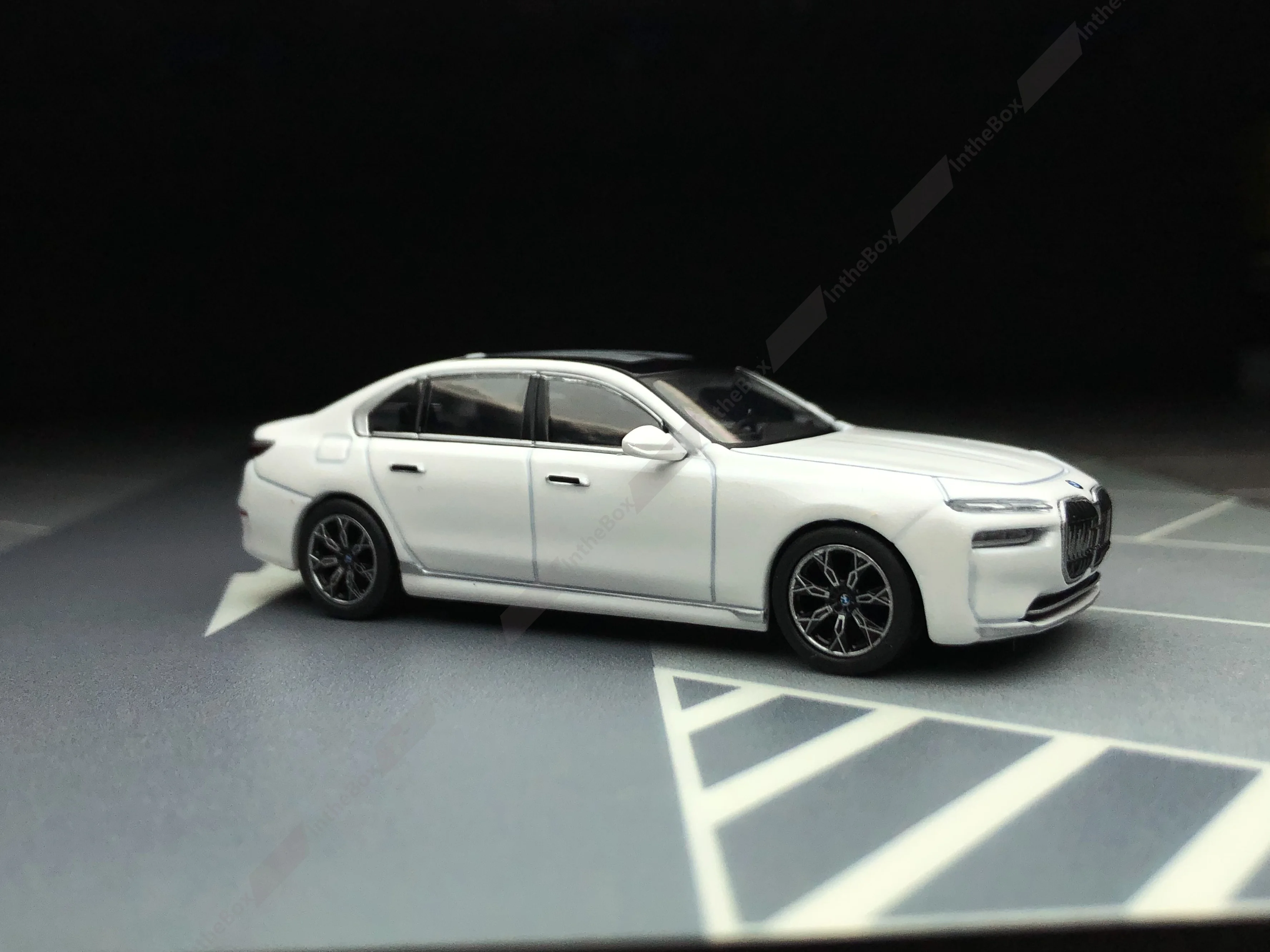 Mini GT # 819 i7 xDrive60 Mineral White 1/64 Modello di auto pressofusa