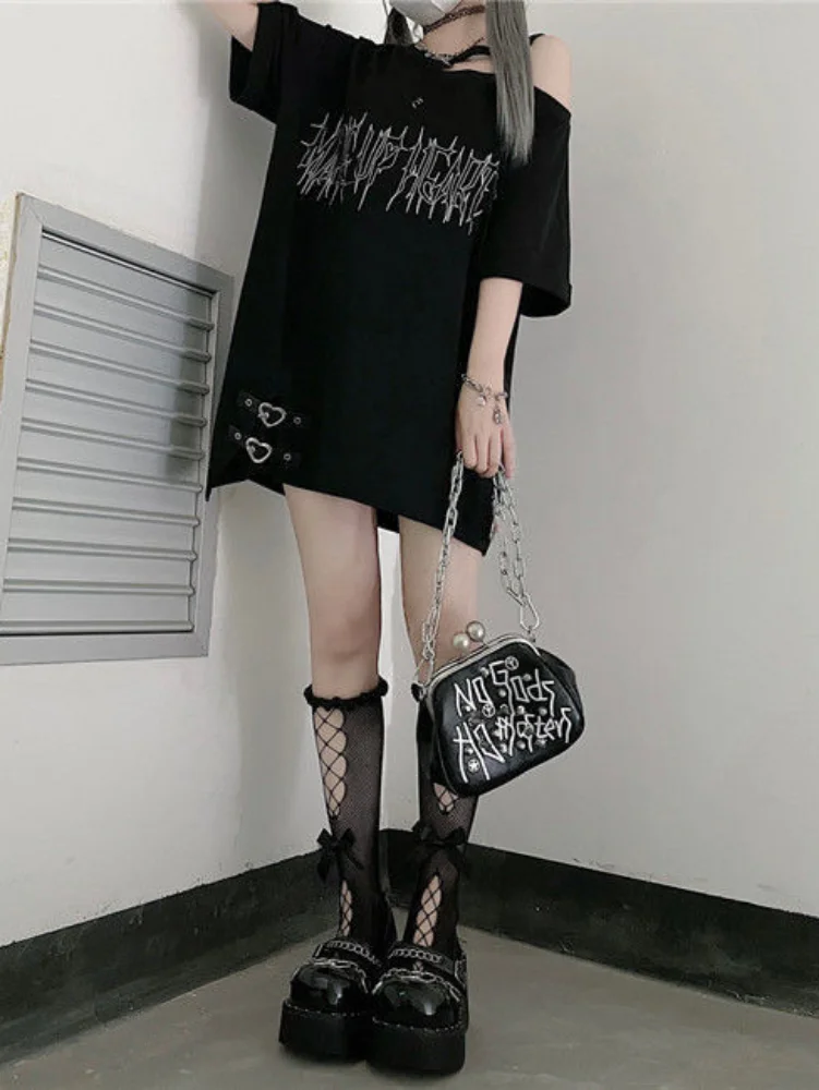 QWEEK Y2k gotik Harajuku T shirt kadın Dark koyu Grunge Streetwear mektup kapalı omuz Tshirt siyah Tops2023 yaz moda