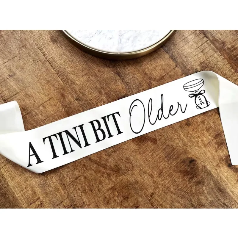 وشاح مارتيني "A Tini Bit Older" مقاس 4 بوصات وشاح حفلات الكوكتيل الواسع لهدايا أعياد الميلاد ومستلزمات حفلات أعياد الميلاد