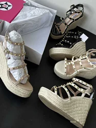 Zoccoli zeppa 2024 estate sandali con borchie vendita di scarpe da donna tacchi alti vestito femminile piattaforma Beige nuovo fatto a mano con tacco alto Com