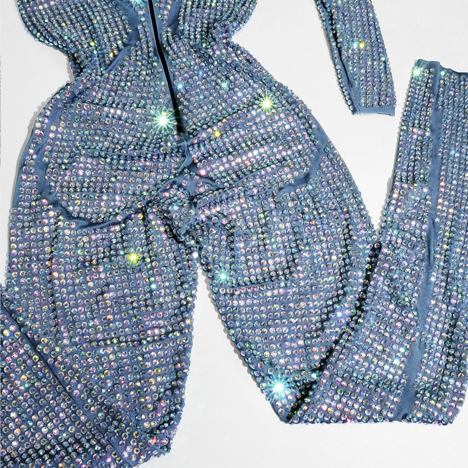 Luksusowe kombinezony z pełną aplikacją srebrnych cyrkonii, stroje sceniczne dla tancerki gogo, strój urodzinowy dla drag queen, strój dla piosenkarki, na wieczorne przyjęcie, do klubu, dla showgirl