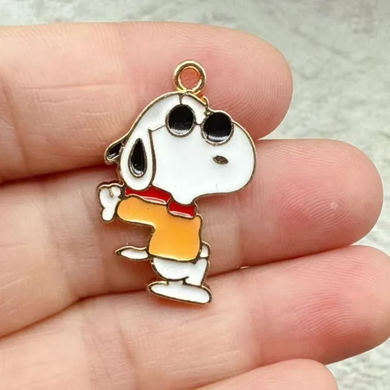 10 Stück Cartoon Snoopy Dekorationen Niedliche Legierungs-Anhänger Anime DIY Weihnachten Paar Kreative Mode Schmuck Accessoires Geschenk – Detail 13