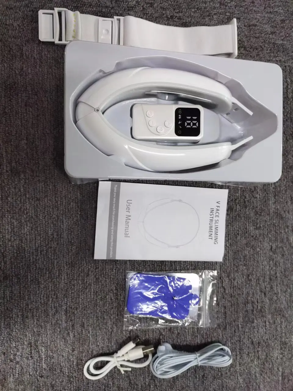 เครื่องนวดหน้าแบบยกกระชับรูปตัววี พร้อมระบบสั่นสะเทือนและแสงบำบัด LED ช่วยลดเหนียง ยกกระชับใบหน้าให้เรียวสวย