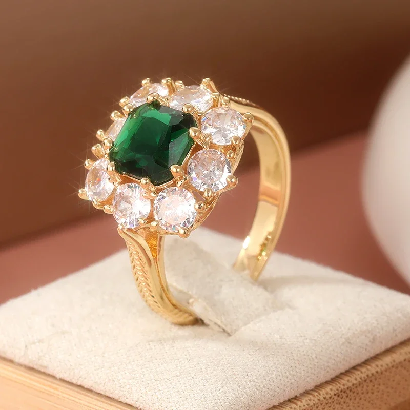 Eleganter Vintage-Ring für Damen mit grünem synthetischem Zirkon, exquisiter vergoldeter Ring, perfektes Schmuckzubehör für Hochzeiten und Bankette.