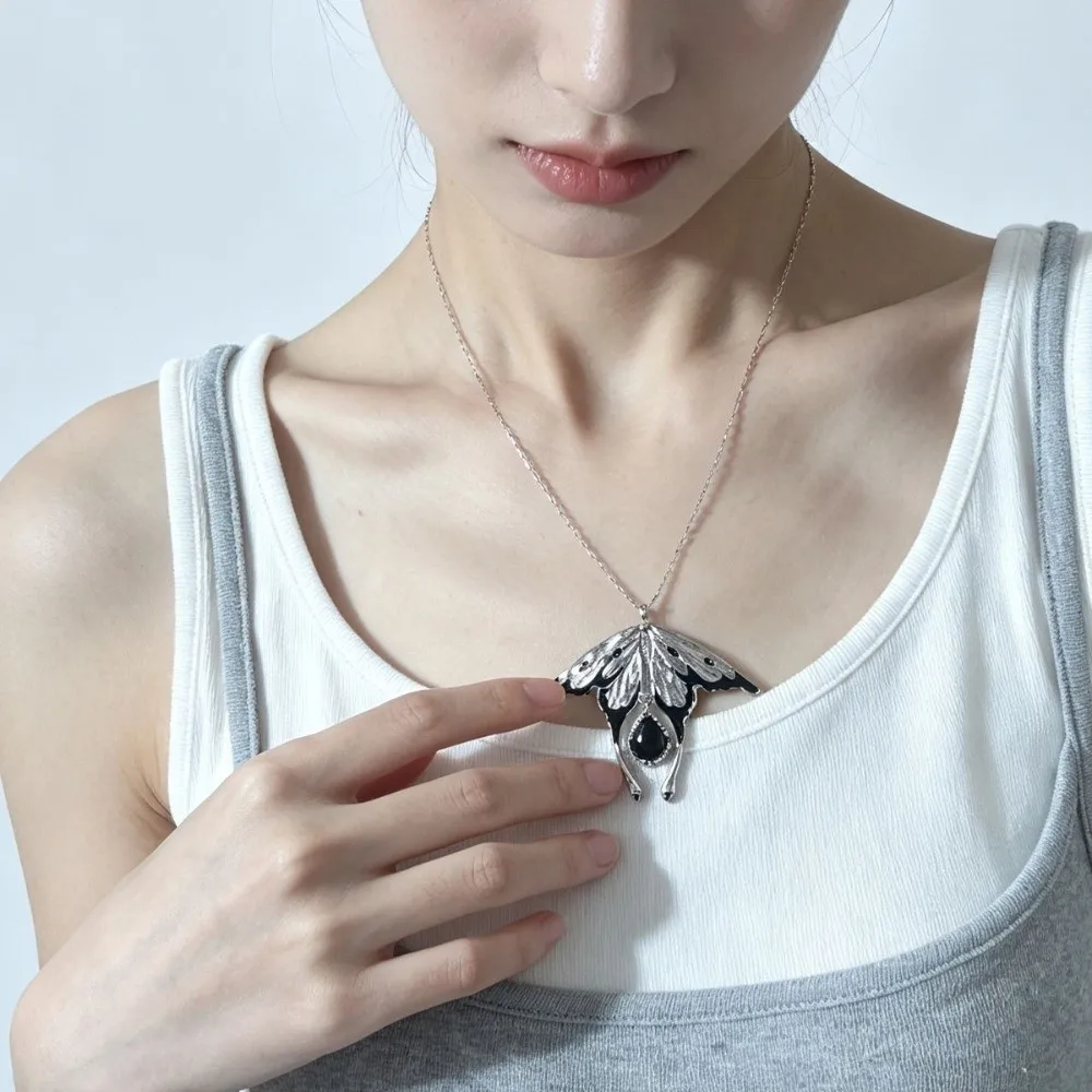 Gothic Moth Pendant Necklace Winged Moth Geometric Choker Necklaces Dark Aesthetic Metal Clavicle Chain