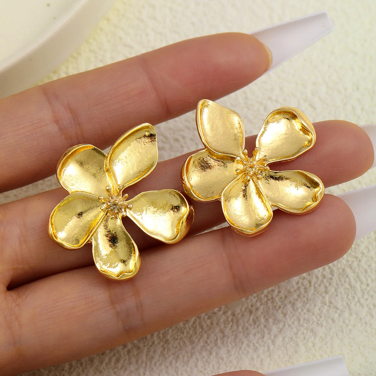 1Set Hot Selling Fashion Exaggerated Metal Texture Light Luxury Three-Dimensional Flower Earrings French Retro High-End Earrings