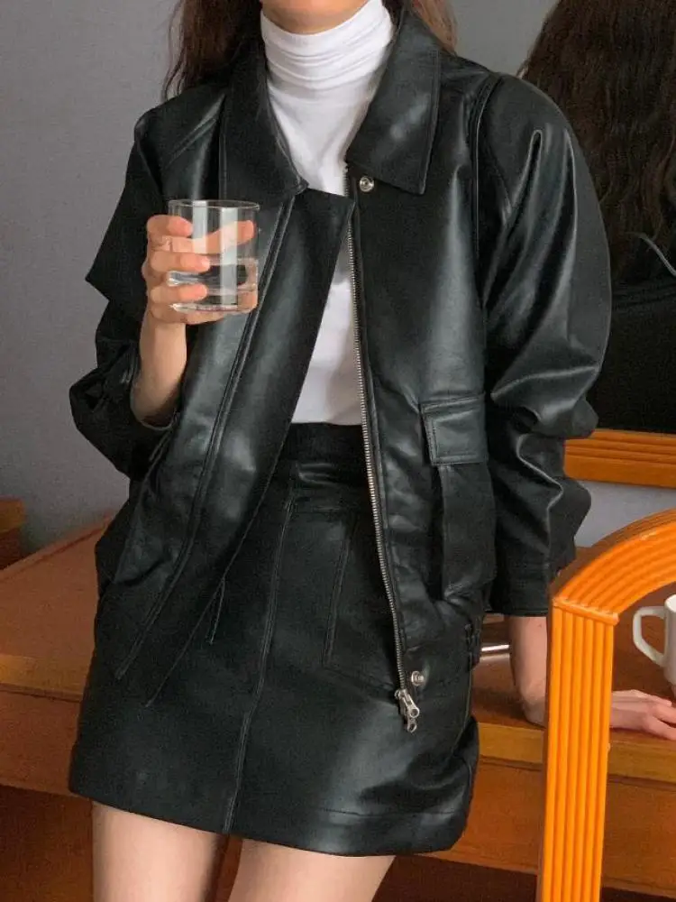 

Осень Зима Ретро Женская однотонная длинная рукава из искусственной кожи на молнии Короткое пальто и высокая талия с запахом на бедрах Мини-юбка Тенденция комплекта из двух предметов