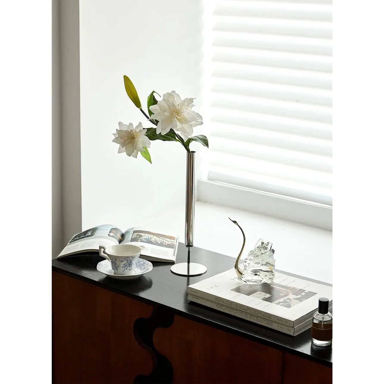 Modern Silver Metal Single Stem Vase Minimalist Tall Tube Vase Electroplated Mirror Finish Flower Stand Home Tabletop Ornament