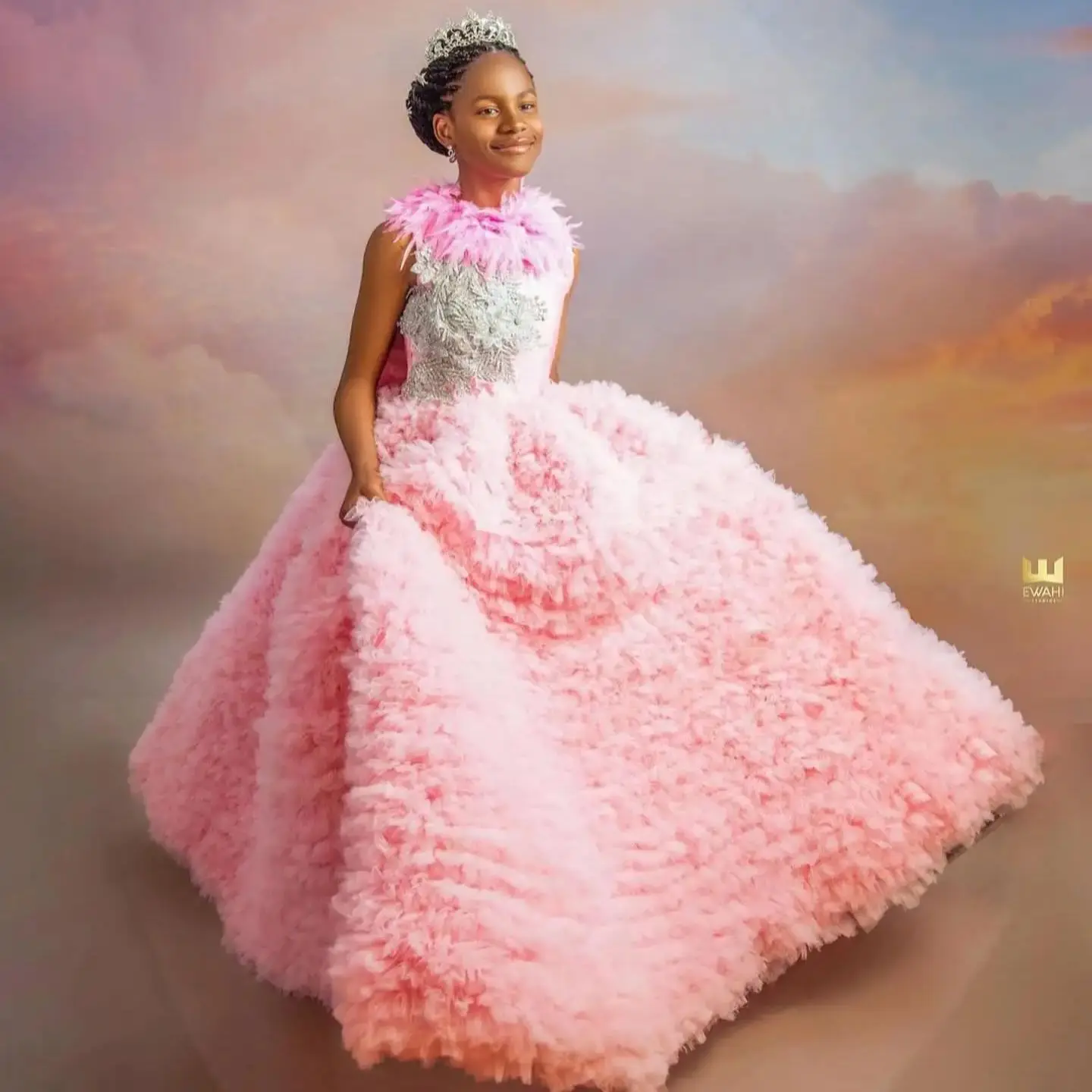 Vestido de festa de aniversário de meninas de penas de luxo em camadas babados gola alta arco vestidos de menina de flor para casamento crianças vestido de baile personalizado