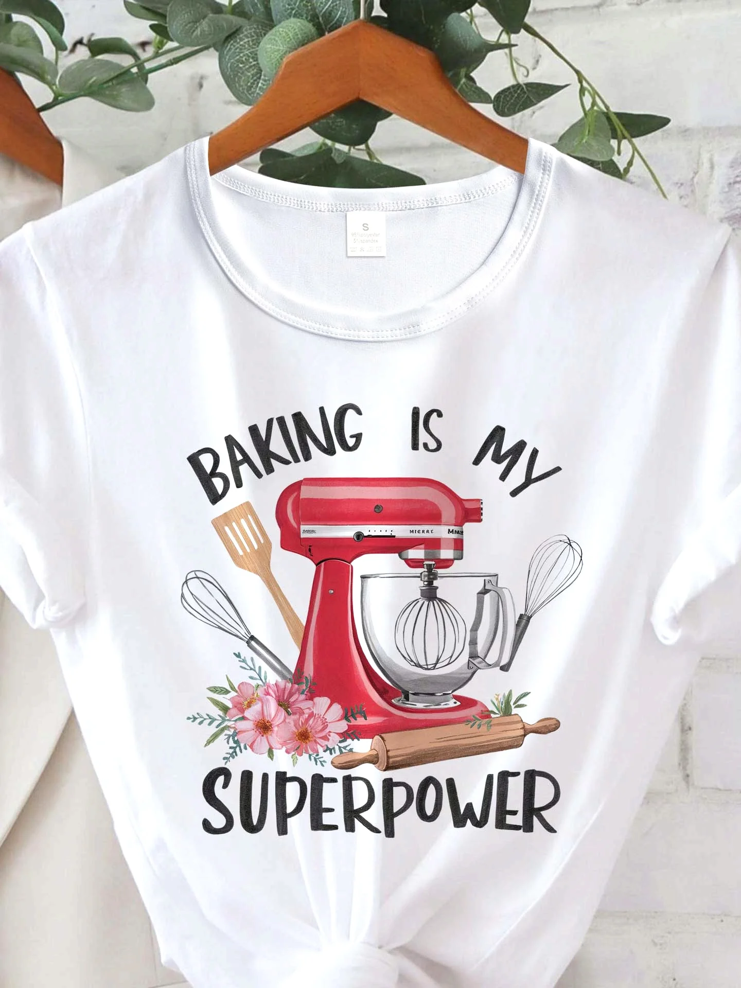 

Женская футболка с коротким рукавом White Baking Is My Superpower | Повседневный топ с красной подставкой и графикой инструментов для выпечки