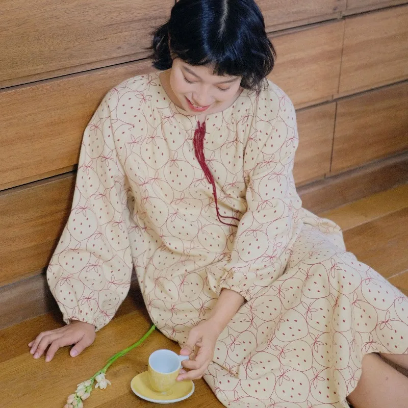 ثوب نوم نسائي من القطن المصقول الدافئ فستان نوم عتيق مطبوع عليه فراولة وأكمام طويلة فستان منزلي فضفاض للخريف ملابس مريحة للاستلقاء #4