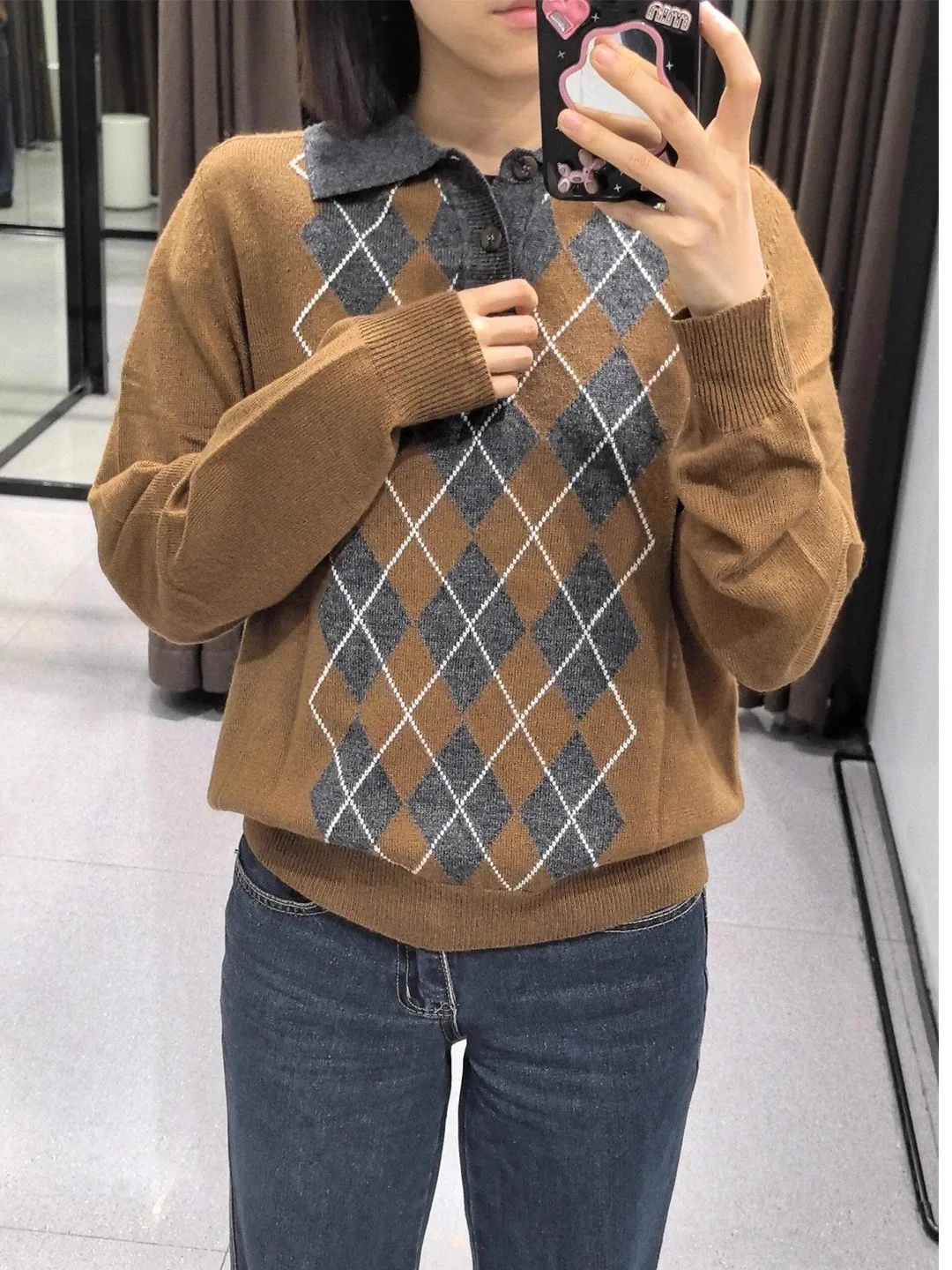 

Новая осенняя коллекция 2025: Женская модная вязаная рубашка Miu в университетском стиле с длинным рукавом, коричневым ромбовидным узором и отложным воротником